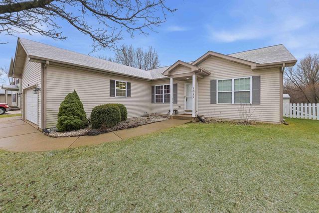 1017 E Pinecrest Lane, Elkhorn, WI 53121