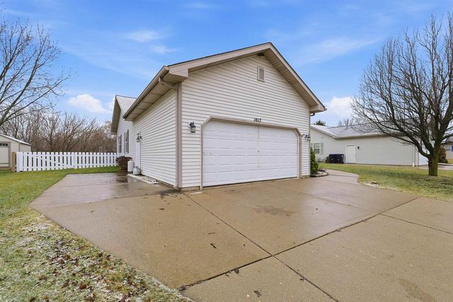 1017 E Pinecrest Lane, Elkhorn, WI 53121