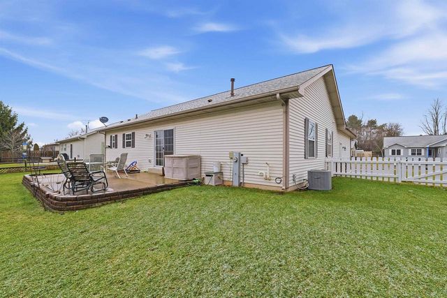 1017 E Pinecrest Lane, Elkhorn, WI 53121