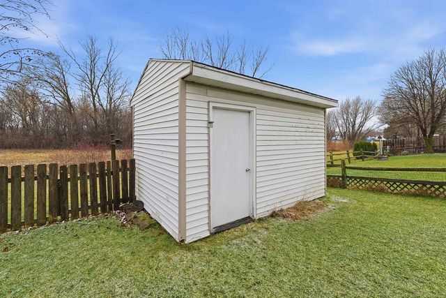 1017 E Pinecrest Lane, Elkhorn, WI 53121