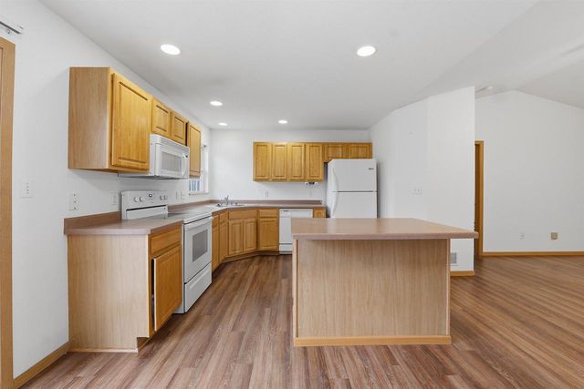 1017 E Pinecrest Lane, Elkhorn, WI 53121