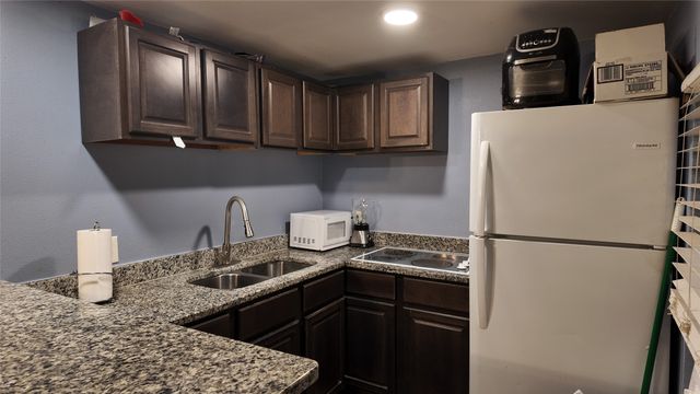 327 S Overlook Drive, Red Oak, TX 75154