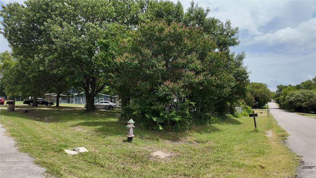 327 S Overlook Drive, Red Oak, TX 75154