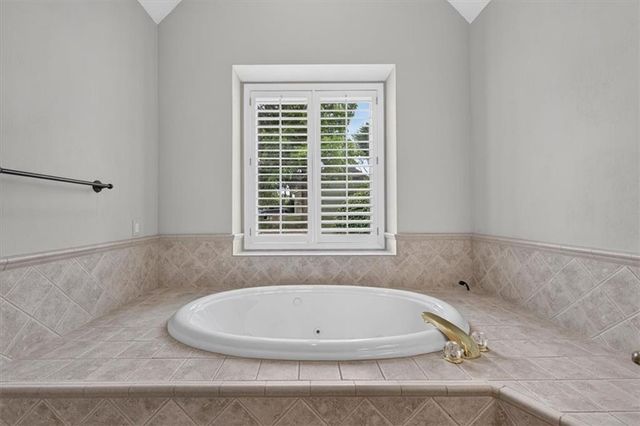 2216 SW Waterfall Drive, Lee's Summit, MO 64081