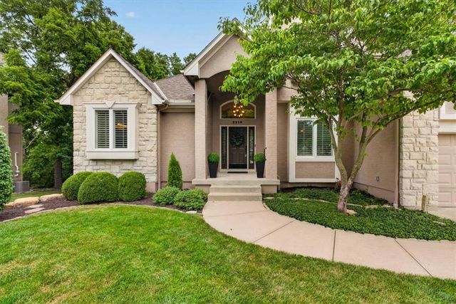 2216 SW Waterfall Drive, Lee's Summit, MO 64081