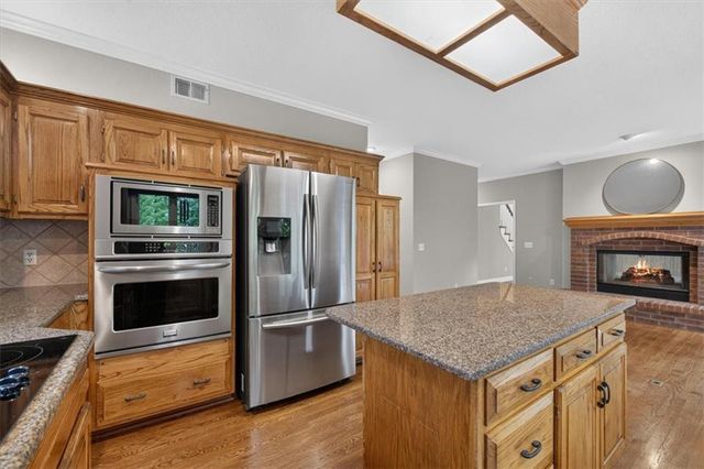 2216 SW Waterfall Drive, Lee's Summit, MO 64081