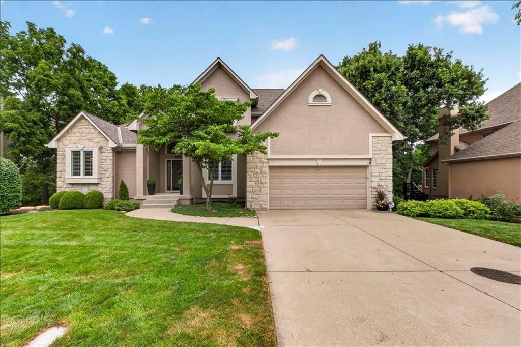 2216 SW Waterfall Drive, Lee's Summit, MO 64081