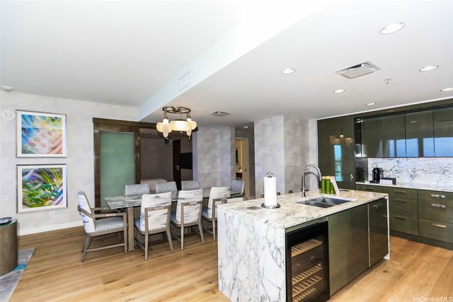 383 Kalaimoku Street 3302, Honolulu, HI 96815