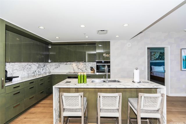 383 Kalaimoku Street 3302, Honolulu, HI 96815