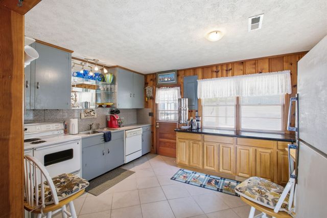 421 Bluff Point Ln, Waverly, TN 37185
