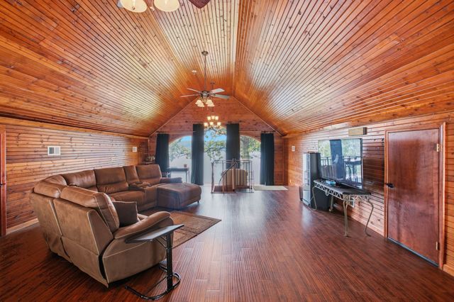421 Bluff Point Ln, Waverly, TN 37185