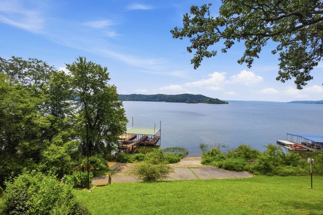 421 Bluff Point Ln, Waverly, TN 37185