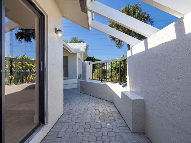 10988 Lake Front Pl, Boca Raton, FL 33498