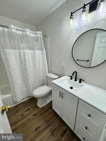 692 DANBURY CT, Newtown, PA 18940