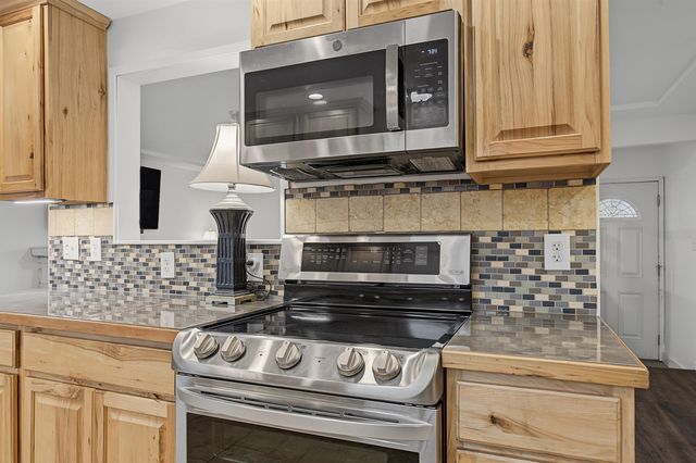 8223 N HOWARD St, Spokane, WA 99208