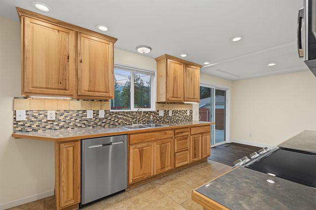 8223 N HOWARD St, Spokane, WA 99208