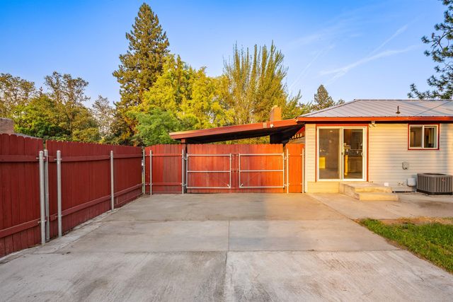 8223 N HOWARD St, Spokane, WA 99208