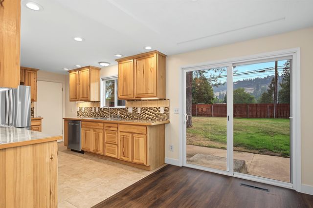 8223 N HOWARD St, Spokane, WA 99208