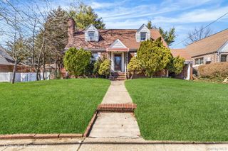 11 Henry Street, Valley Stream, NY 11580