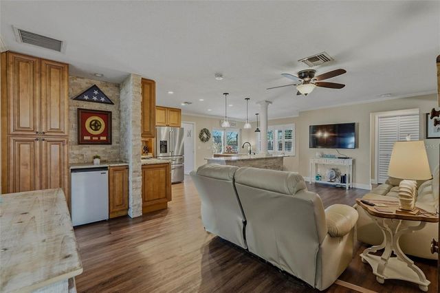 10099 LINDEN PLACE DRIVE, Seminole, FL 33776