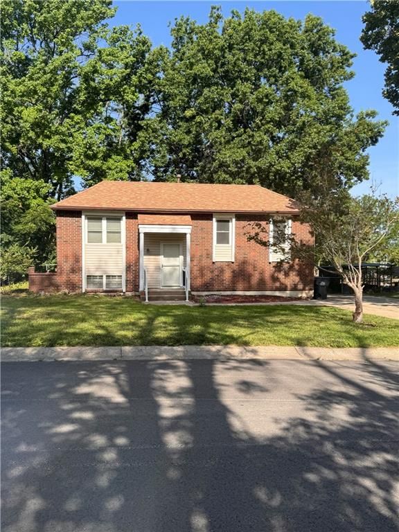 1021 Canterbury Road, Blue Springs, MO 64015