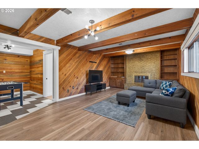 820 Ne 168TH Pl, Portland, OR 97230