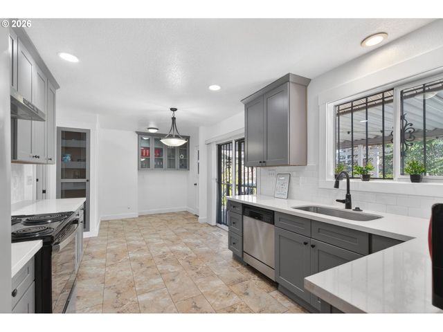 820 Ne 168TH Pl, Portland, OR 97230