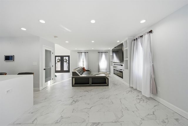 5 Nottingham Cir, Swansea, MA 02777