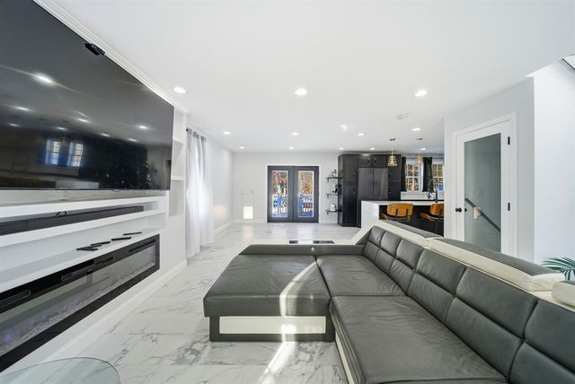 5 Nottingham Cir, Swansea, MA 02777