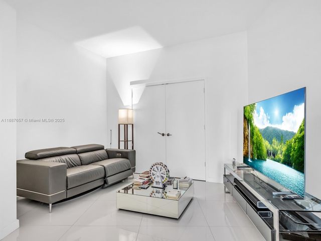 851 NE 1st Ave 3201, Miami, FL 33132