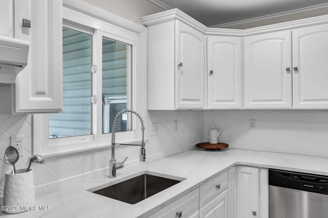 201 Summit Avenue, Belford, NJ 07718