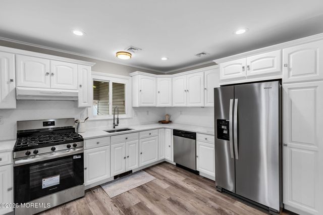 201 Summit Avenue, Belford, NJ 07718