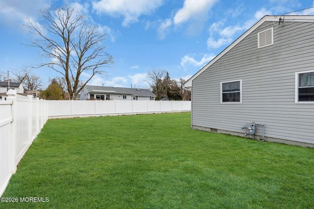 201 Summit Avenue, Belford, NJ 07718