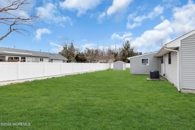 201 Summit Avenue, Belford, NJ 07718