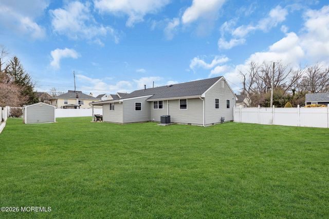 201 Summit Avenue, Belford, NJ 07718