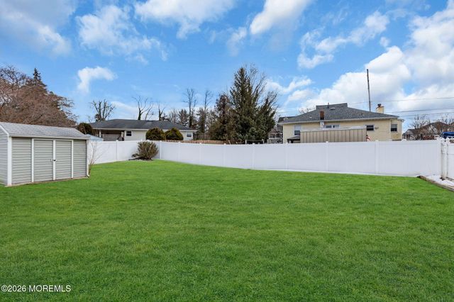 201 Summit Avenue, Belford, NJ 07718