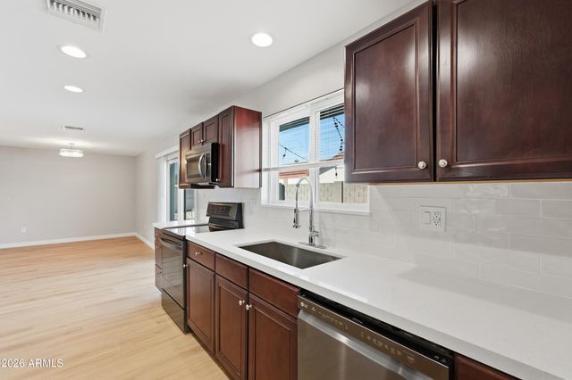 2914 E CACTUS Road, Phoenix, AZ 85032