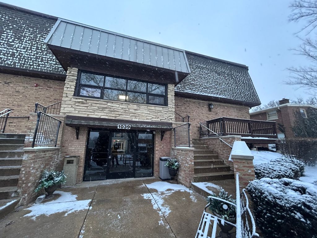 1039 COLLEGE Avenue B, Wheaton, IL 60187