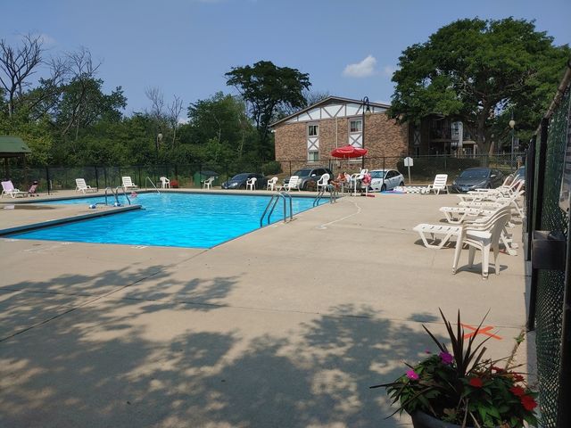 16w515 79 Street 3-208, Willowbrook, IL 60527