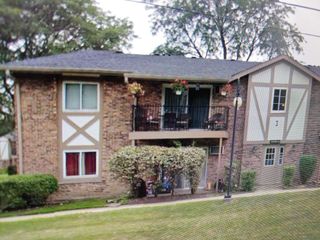 16w515 79 Street 3-208, Willowbrook, IL 60527