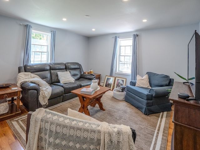 29 Oak Ave, Westport, MA 02790