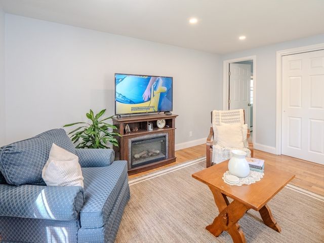 29 Oak Ave, Westport, MA 02790