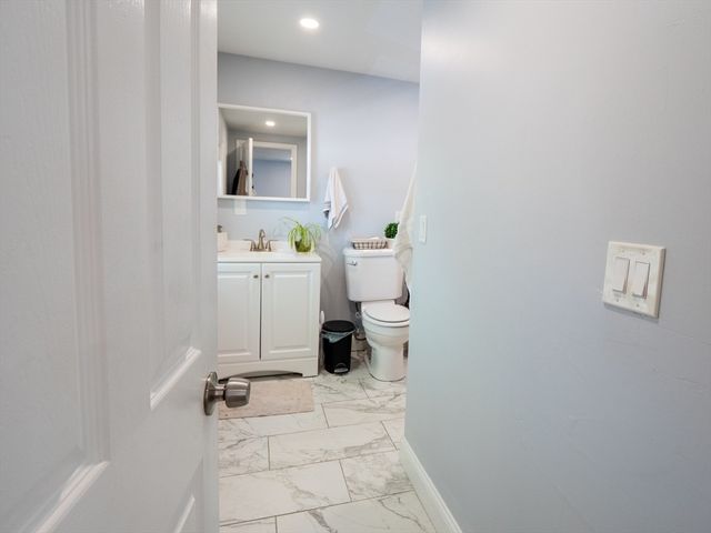 29 Oak Ave, Westport, MA 02790