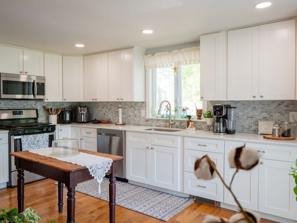 29 Oak Ave, Westport, MA 02790