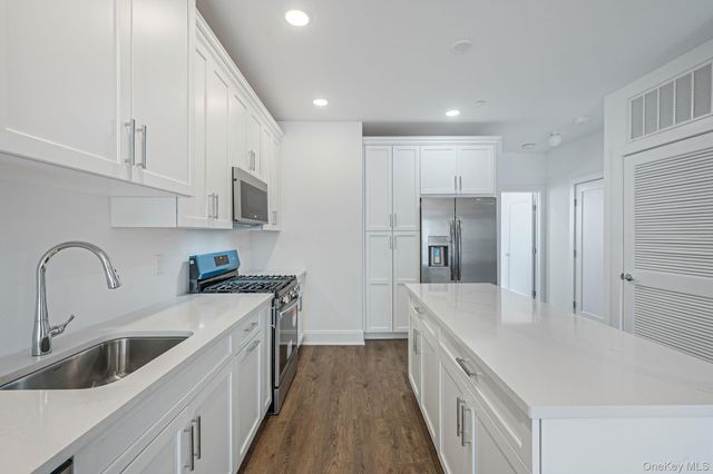 506 Emanuel Way 73, East Meadow, NY 11554