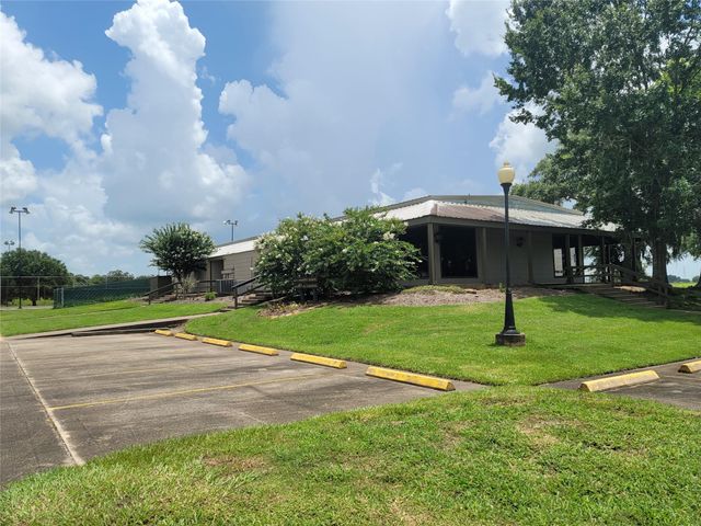 000 Apache Trail, Angleton, TX 77515