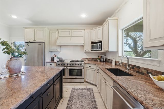 8 WALNUT GROVE RD, Boerne, TX 78006
