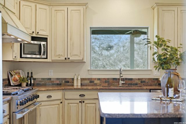 8 WALNUT GROVE RD, Boerne, TX 78006