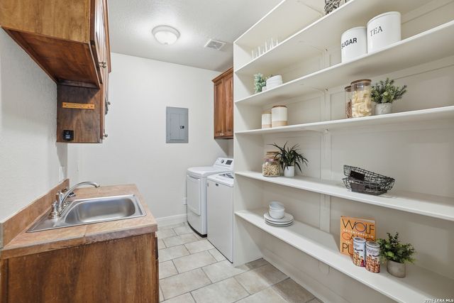 8 WALNUT GROVE RD, Boerne, TX 78006