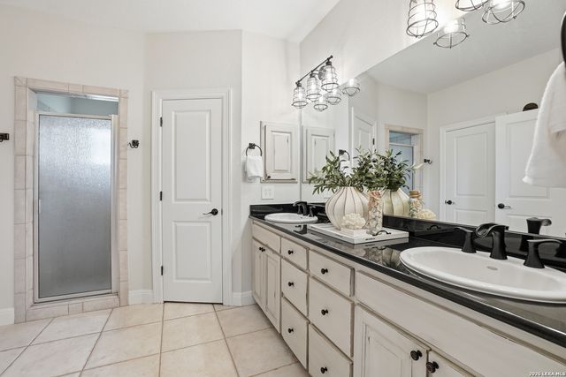 8 WALNUT GROVE RD, Boerne, TX 78006